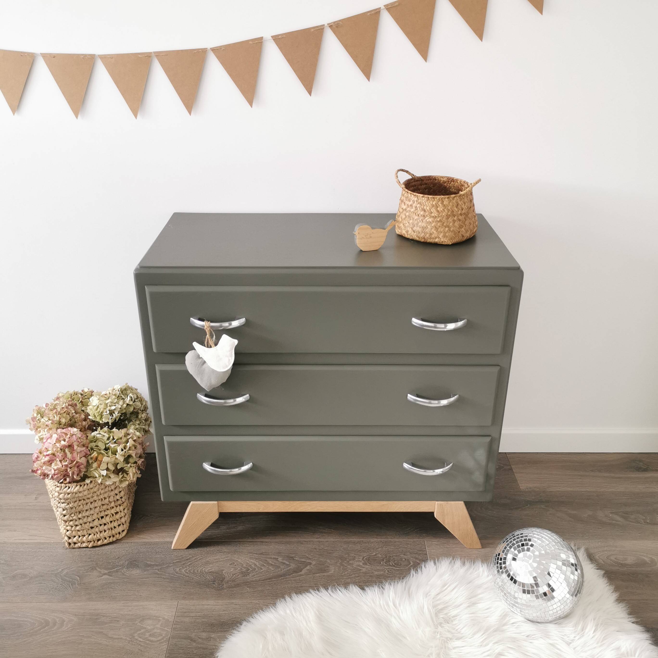 Commode vintage pieds compas