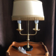 Lampe de table vintage classique Français bouillotte avec deux lumières en laiton style Art Déco en ligne droite