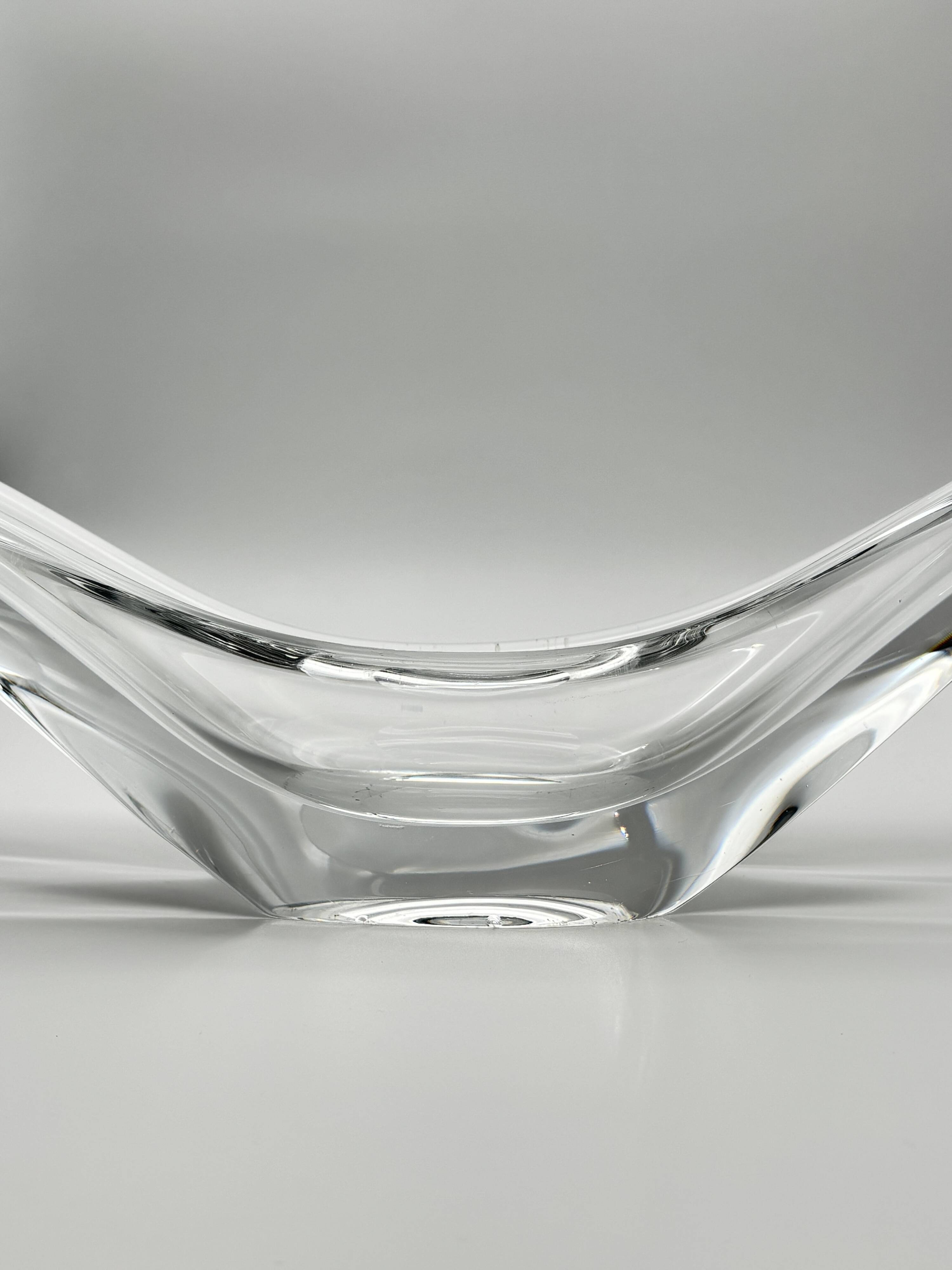 Monumental "Wave" coupe by Baccarat in solid crystal - 64 cm
