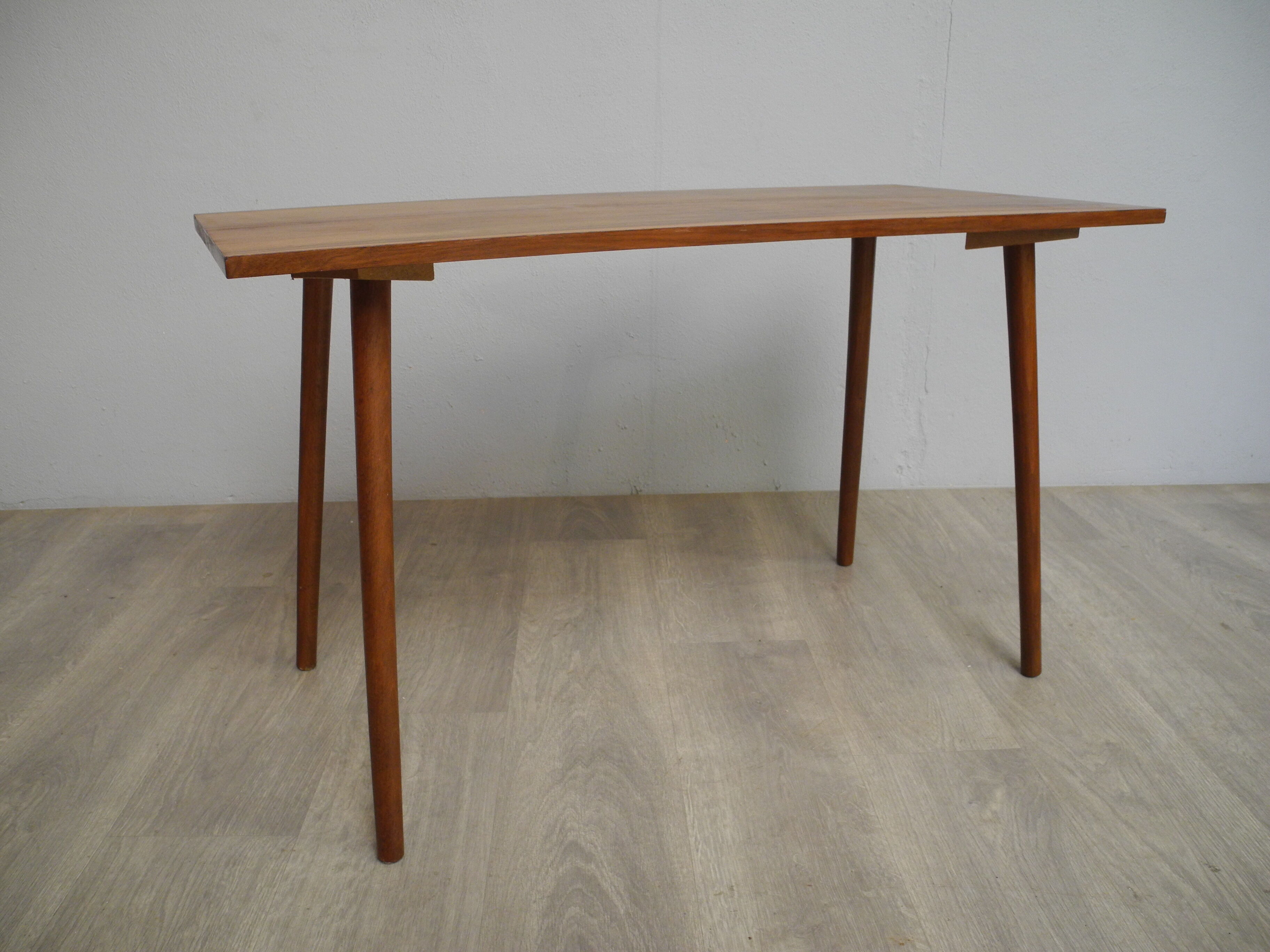 Scandinavian coffee table in walnut 60/70