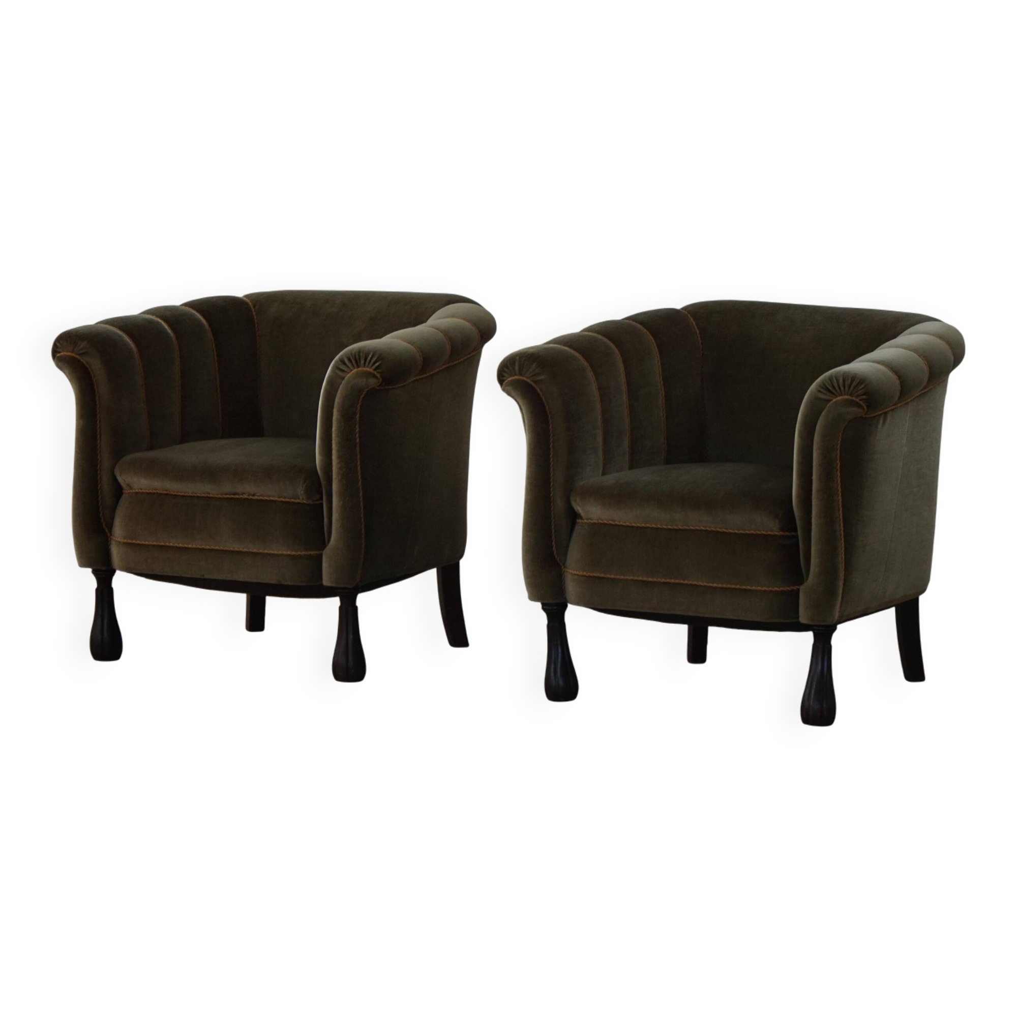 Mid-20th century, pair of Danish shell lounge chairs in green velvet, 1940s.