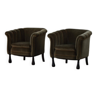 Mid-20th century, pair of Danish shell lounge chairs in green velvet, 1940s.