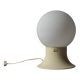 Lampe champignon en verre à boule de design Space Age des années 1970, en verre opalin blanc.