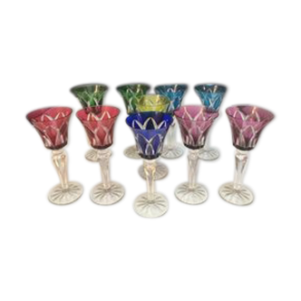 Lot de 10 verres ''Roemer'' en cristal coloré et taillé ''Saint-Louis'' collection ''Camargue''