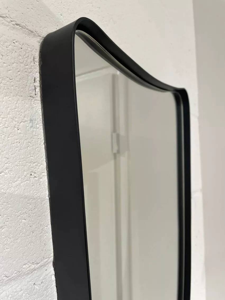 Free-form rearview mirror in black metal