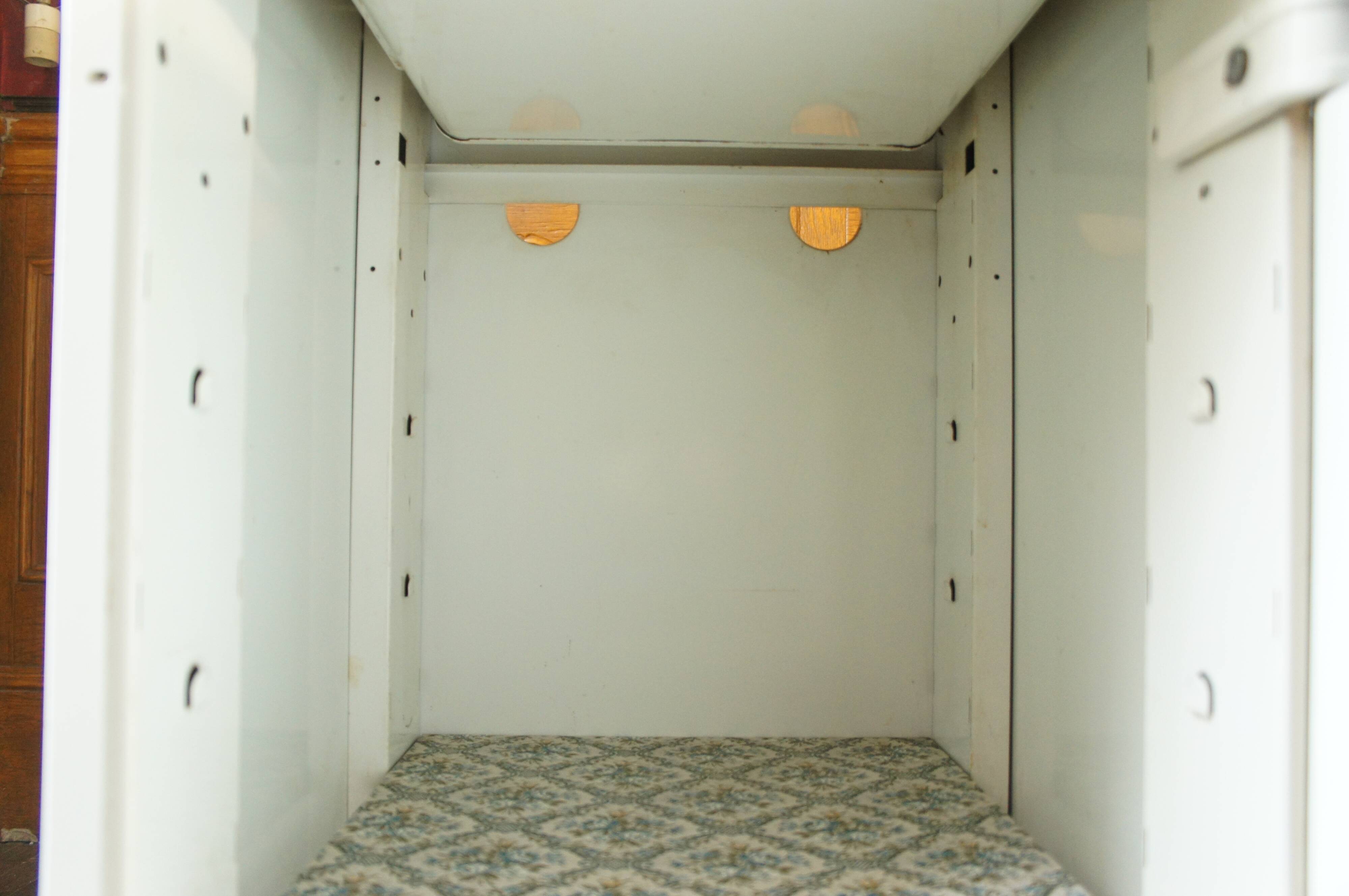 Pantry cabinet in enamelled sheet metal Mobilux around 1950