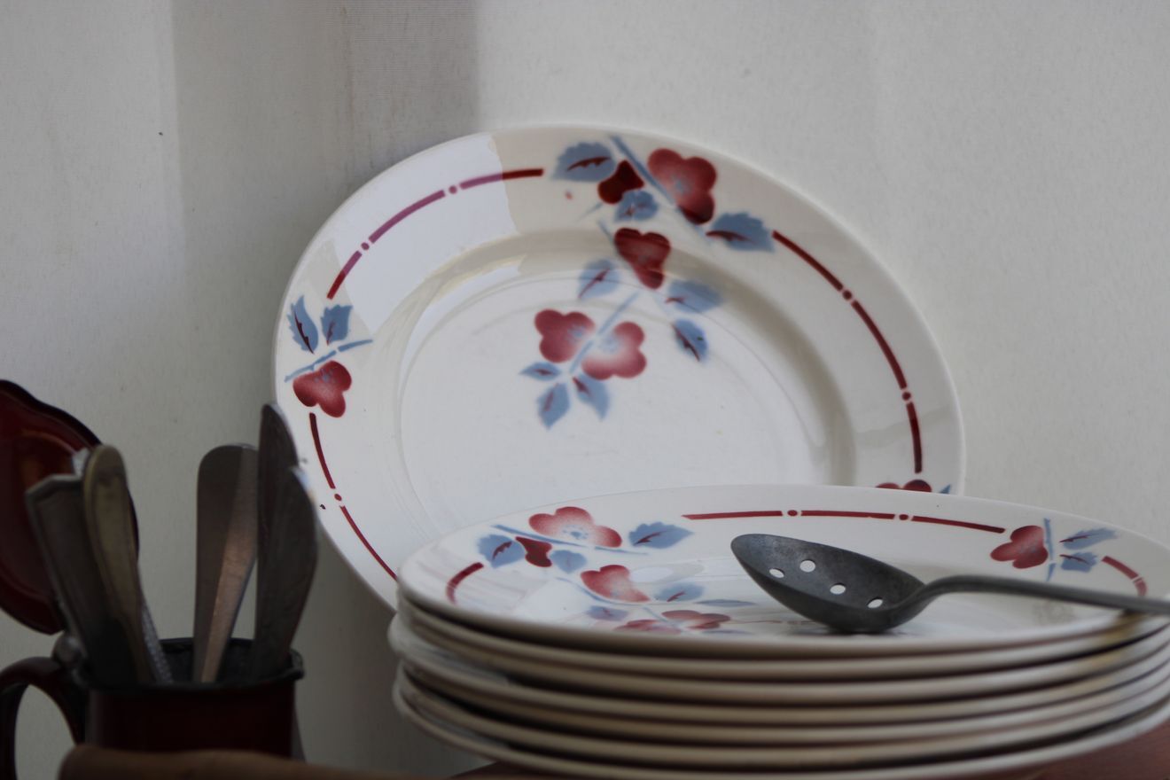 Set of 8 flat ceramic plates