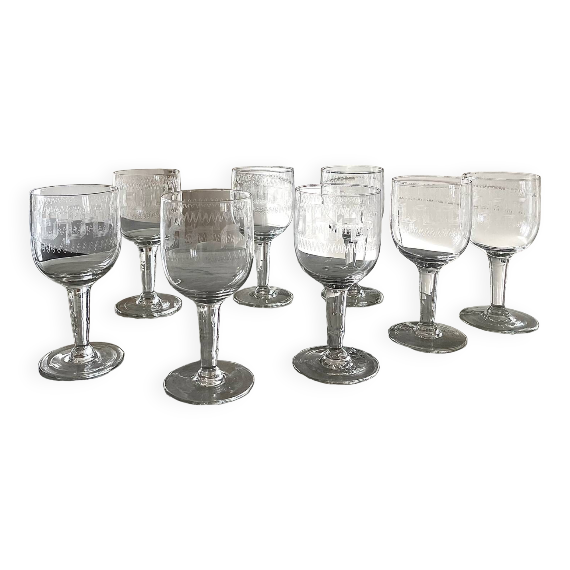 8 verres à vin sur pieds