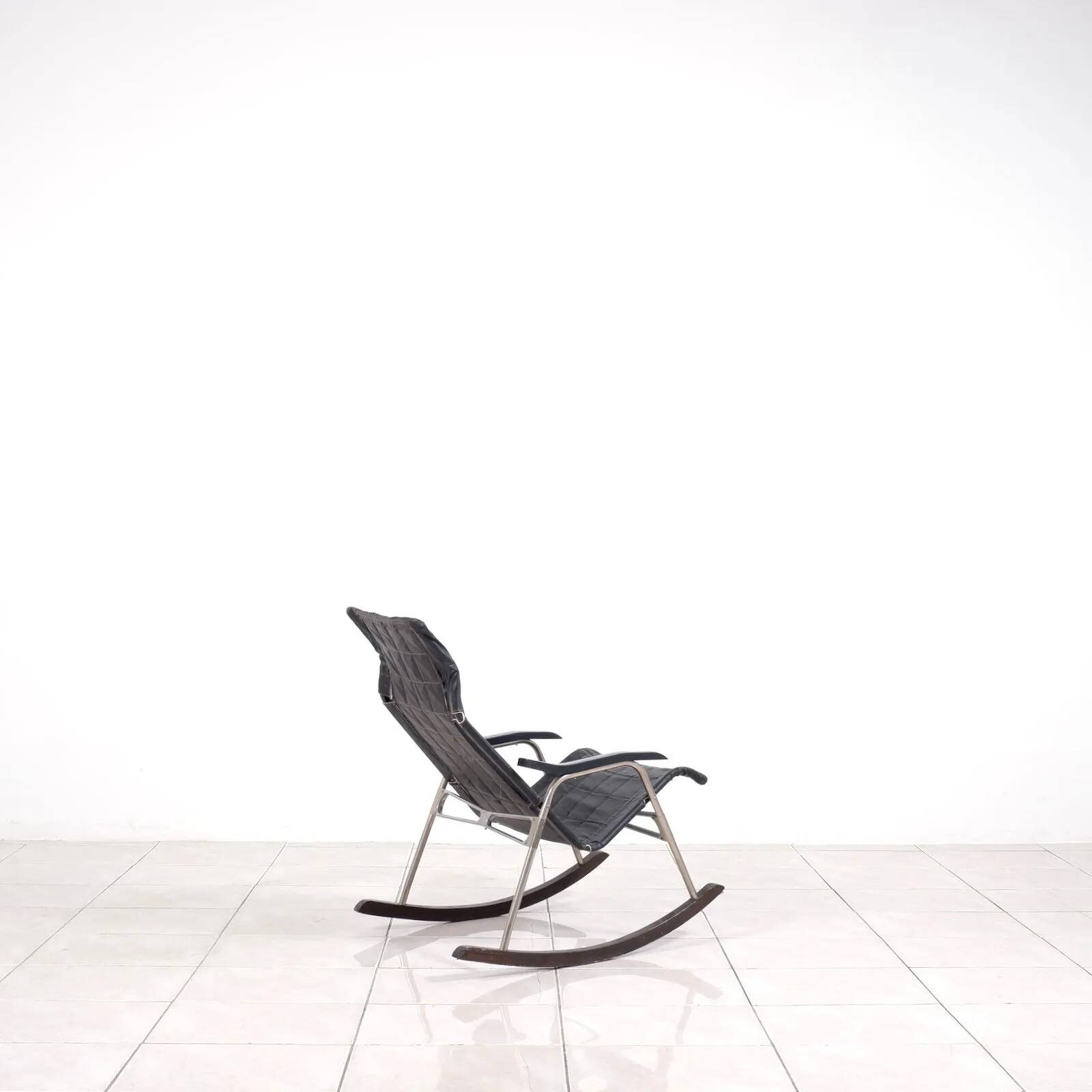 Foldable rocking chair by Takeshi Nii