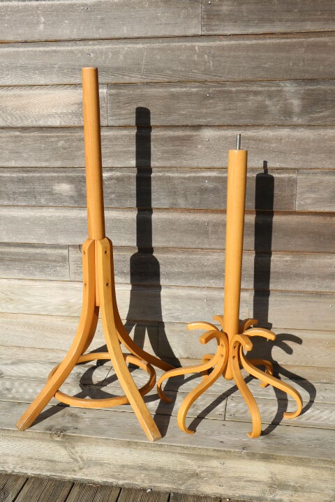 Simple baumann light parrot coat rack