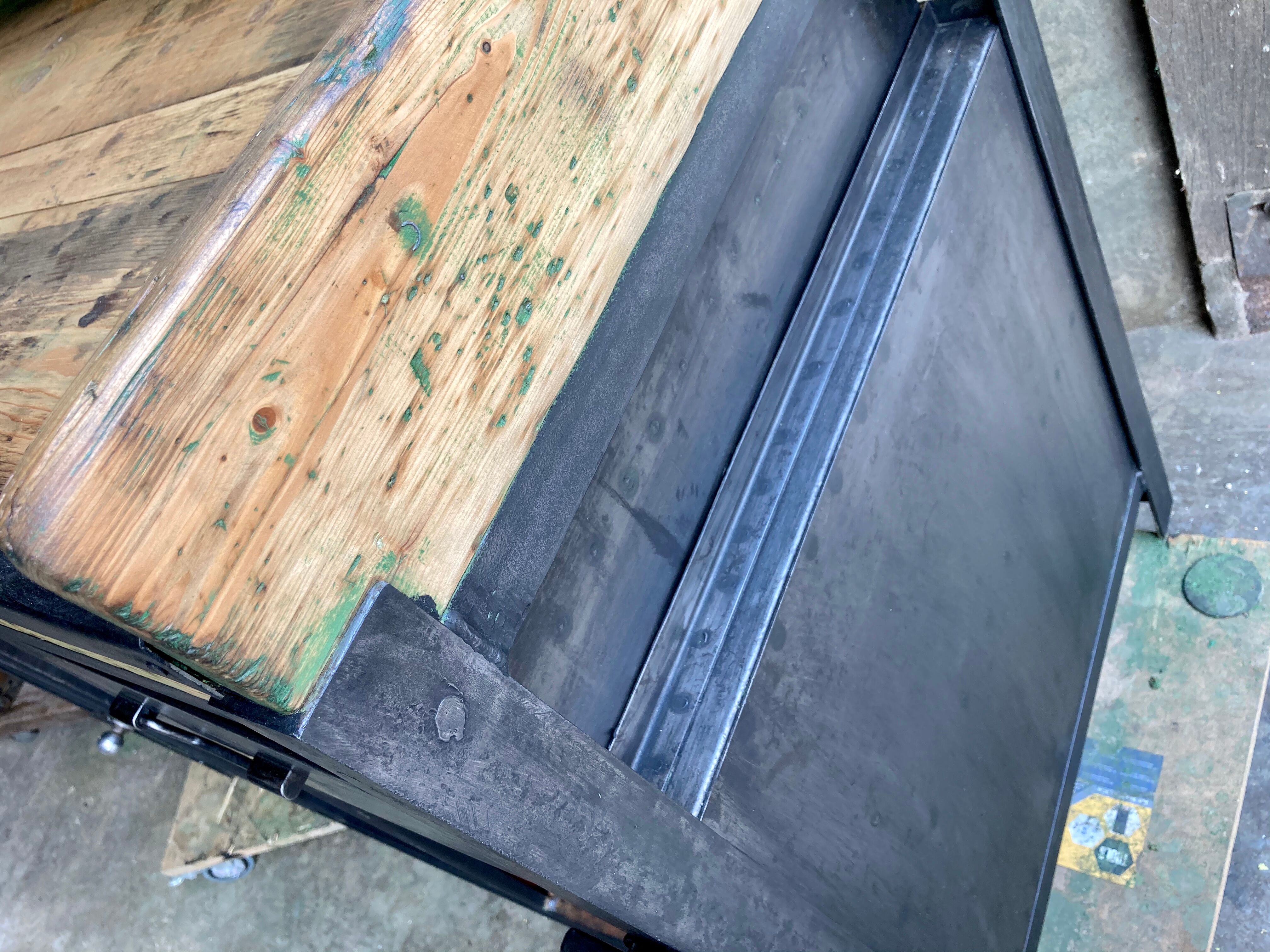 Workbench in metal and wood