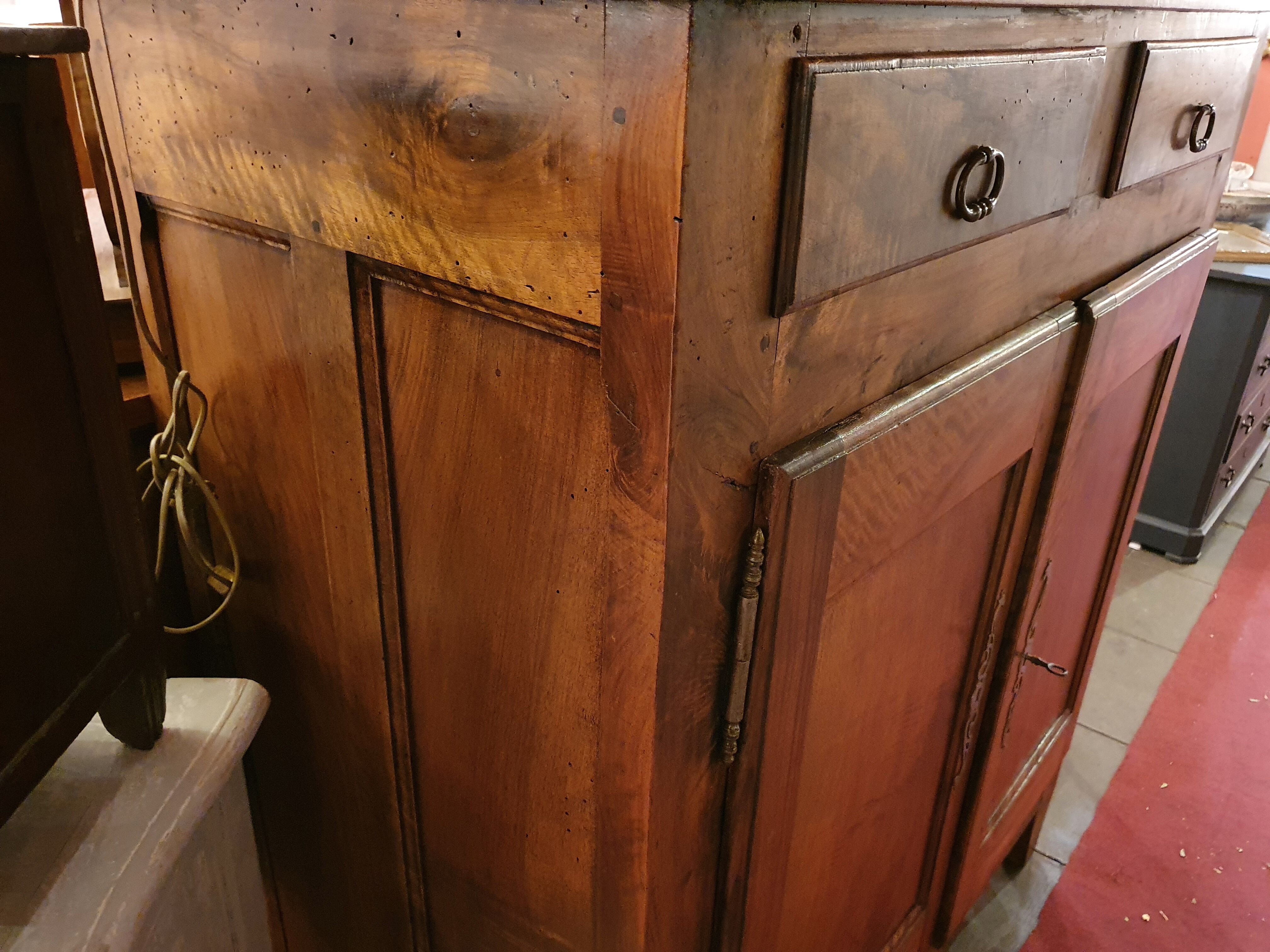 Buffet at the height of support period 18th in walnut