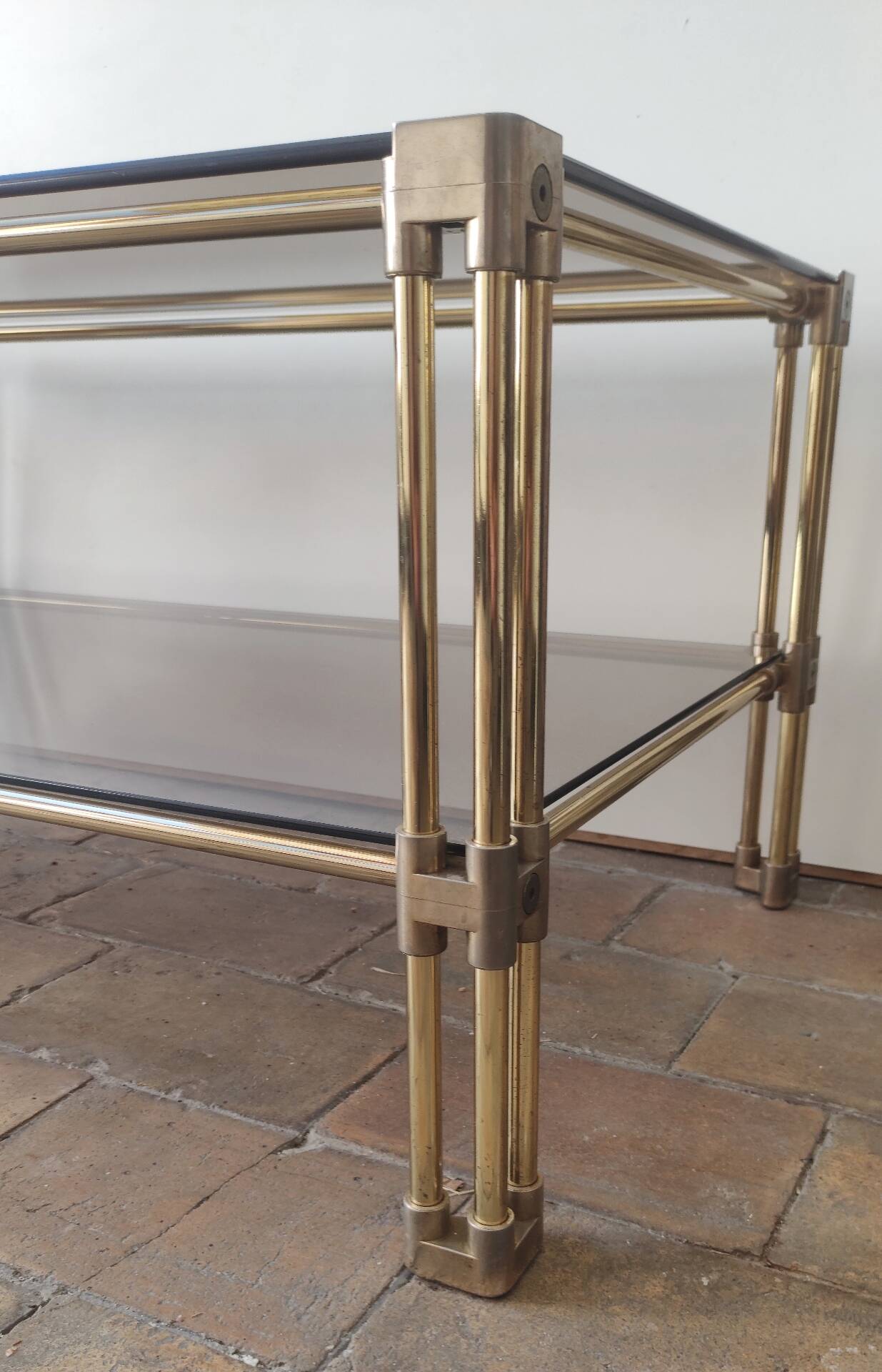 Table basse double plateau vintage en laiton et verre fumé – Années 70