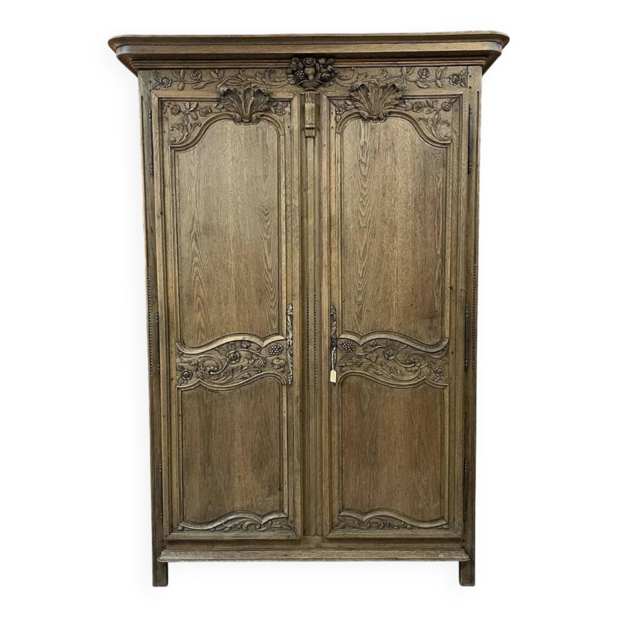 Armoire antique française à motifs floraux sculptés à la main