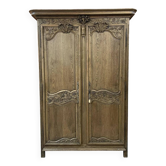 Armoire antique française à motifs floraux sculptés à la main
