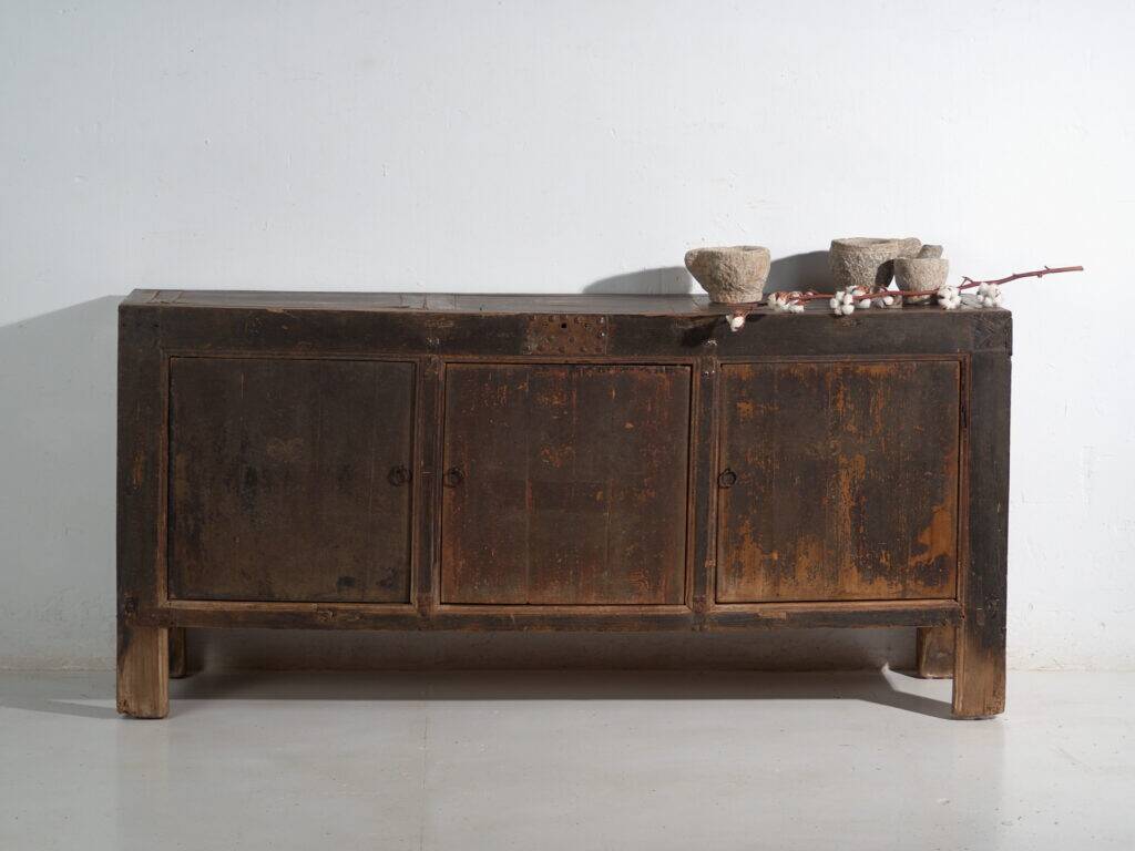 Buffet chinois ancien en bois massif avec patine d’origine – Chine, vers 1930