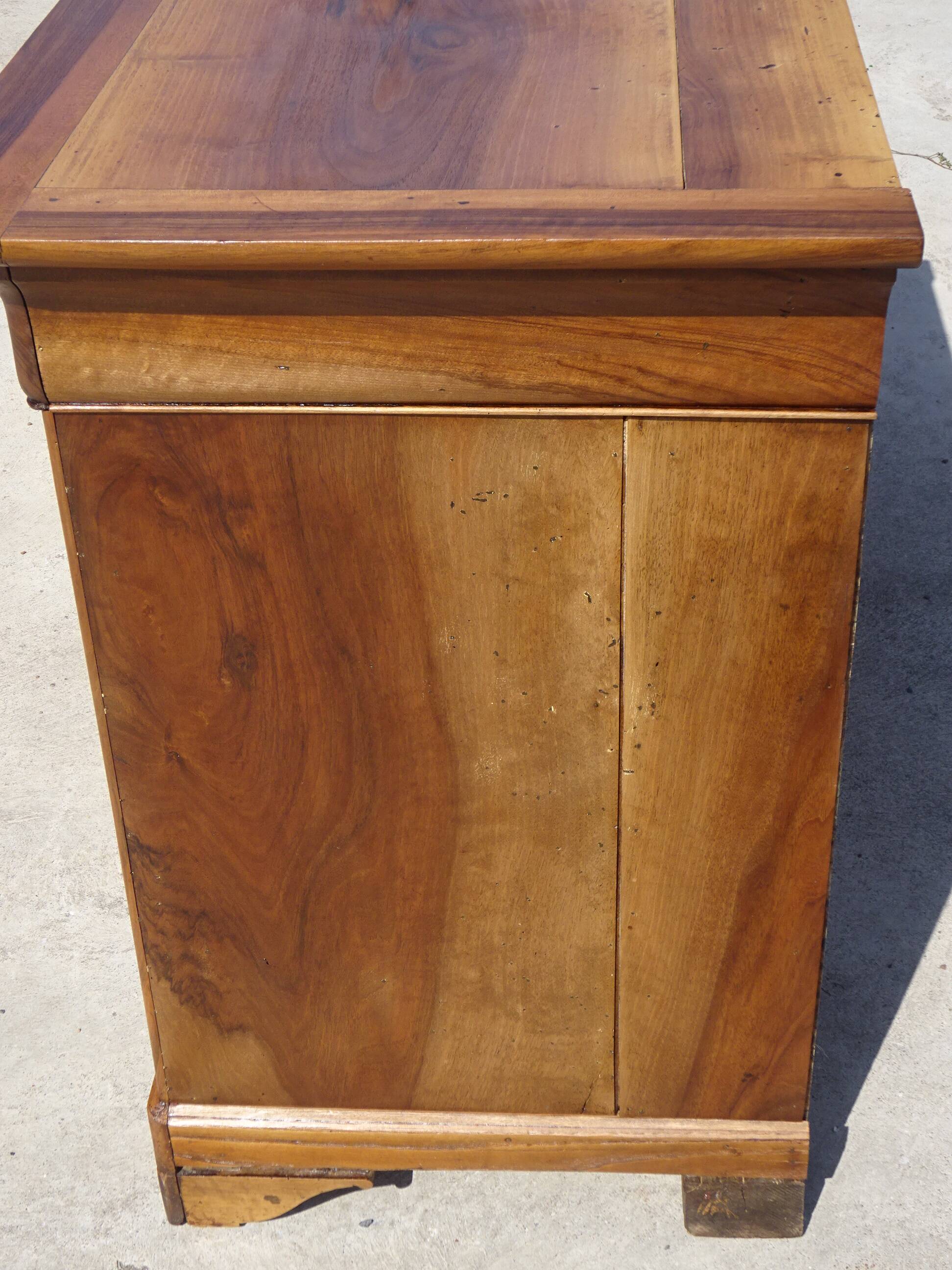 Antique Louis Philippe chest of drawers made entirely of walnut.