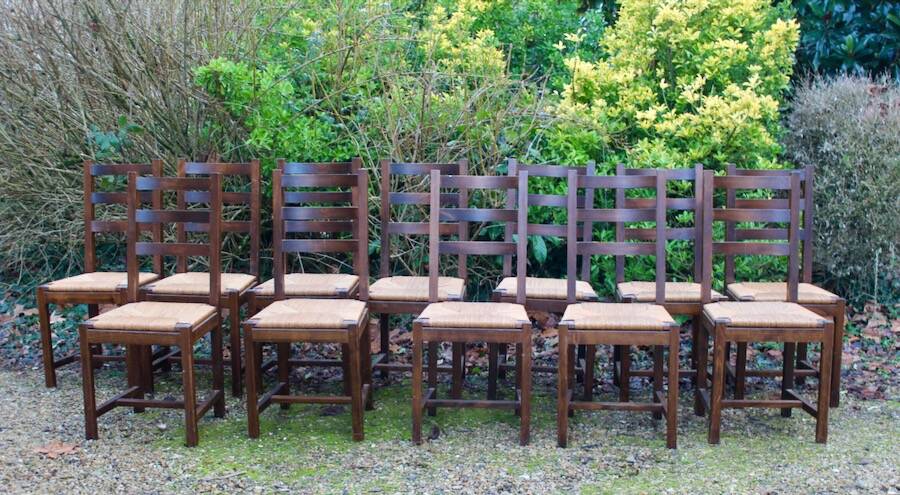 Suite de 17 chaises paillées à haut dossier