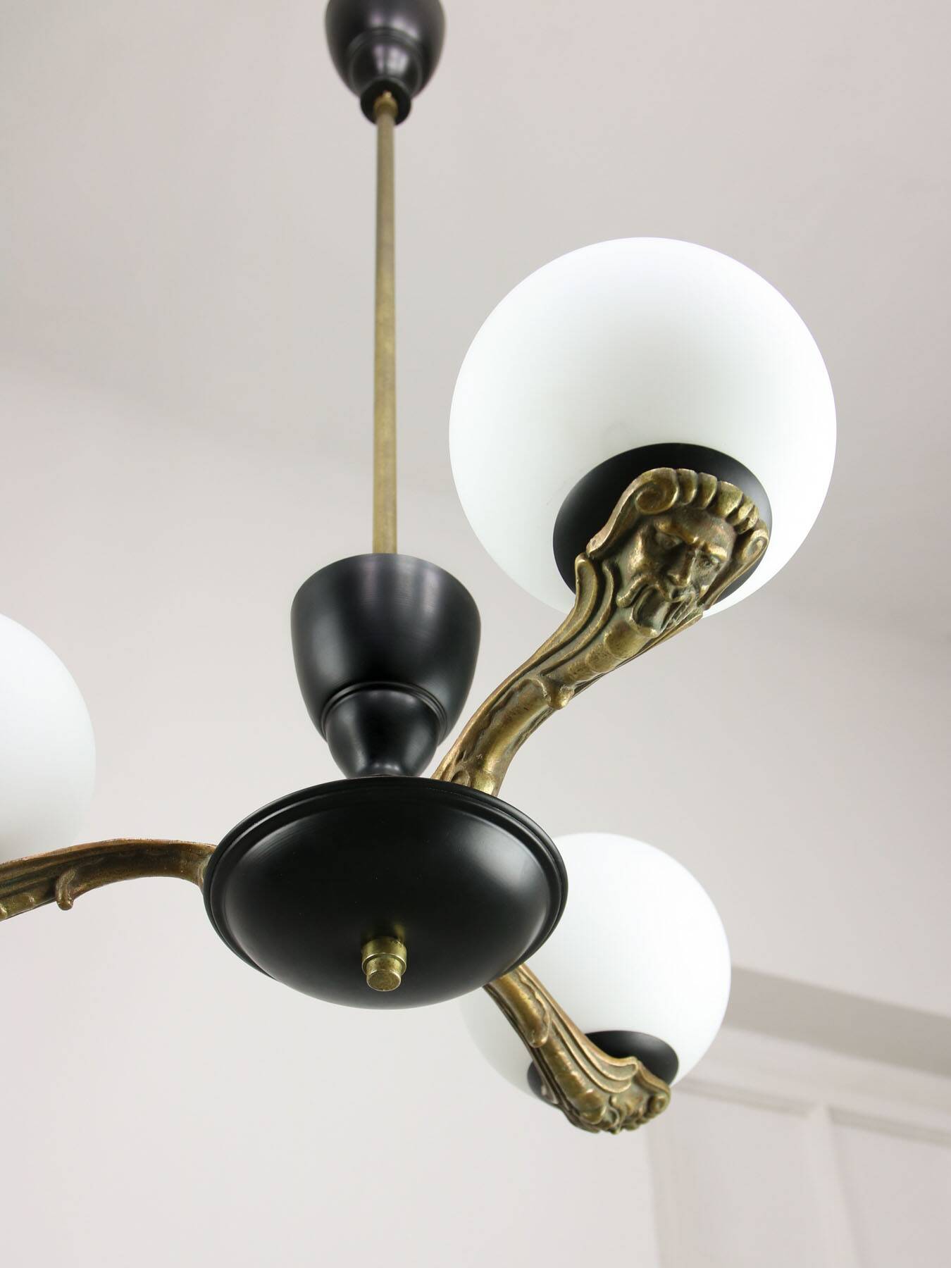 Lustre Art Déco en laiton et opaline, 1930