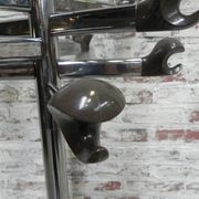 Porte-manteau debout de chrome de chrome de cru