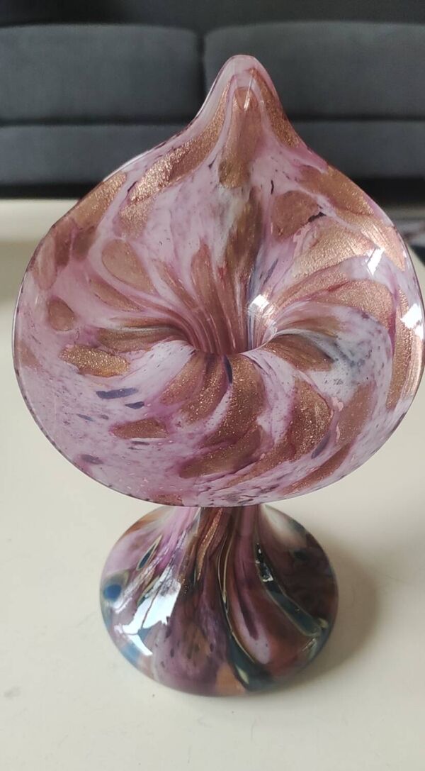 Vase Volubilis en verre d Art Murano. Moucheté fond rose. Haut 21 cm