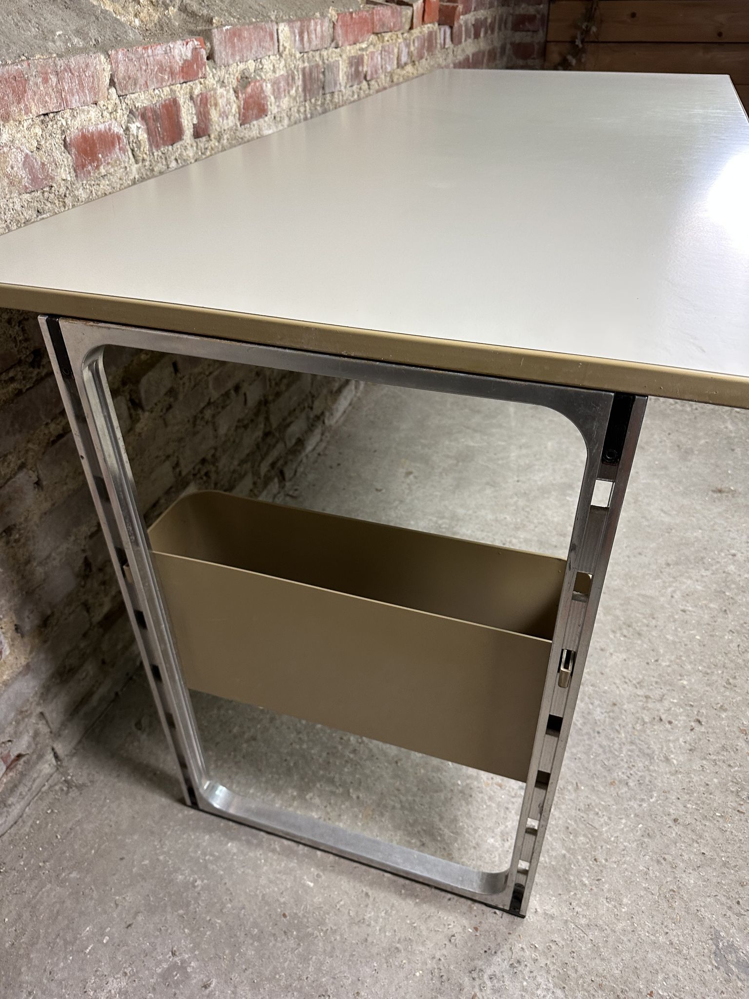 Vintage desk table 1975 in aluminum and melanin by albert rosselli for facomet