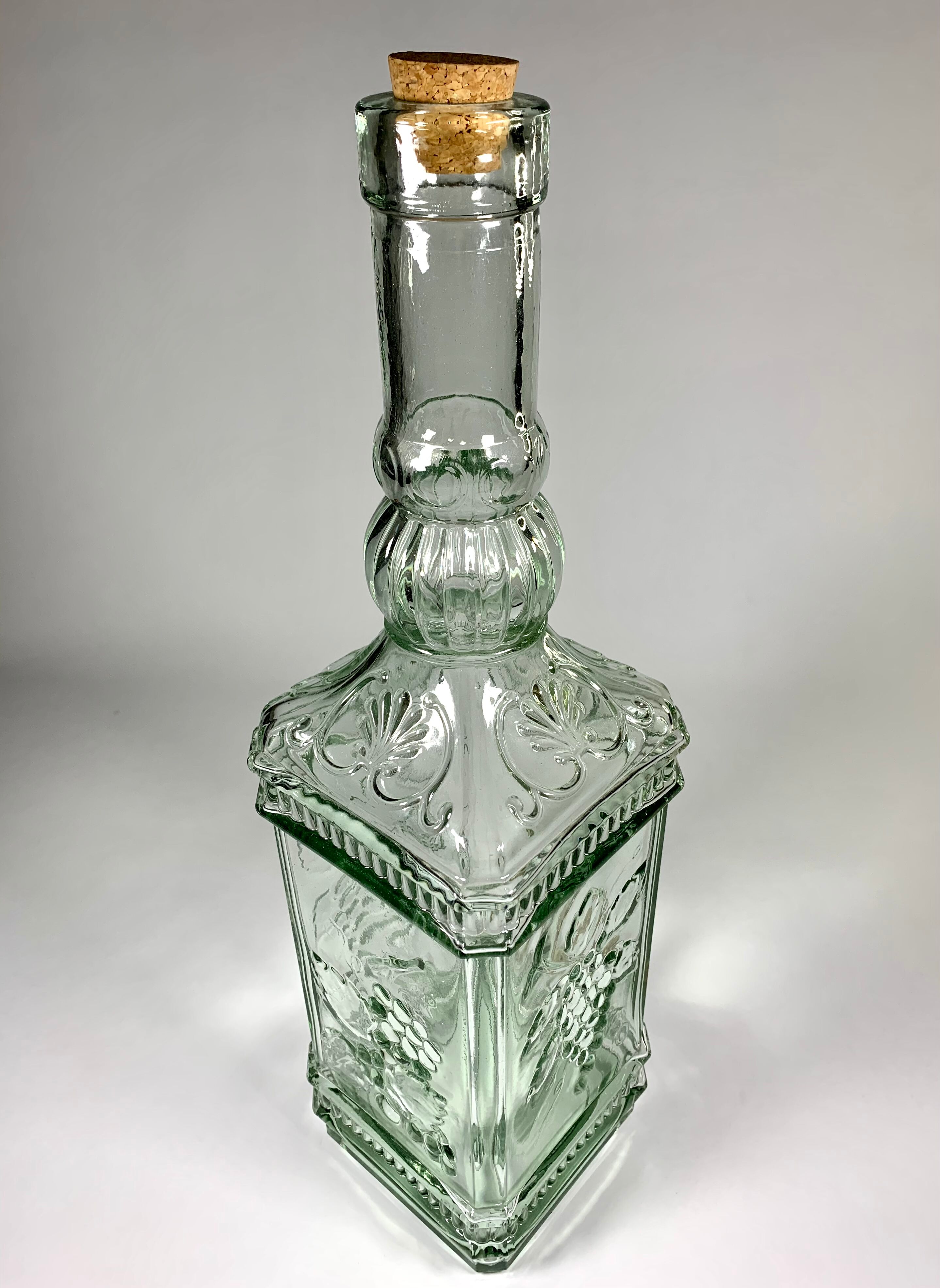 Quadrangular glass fountain and brass tap
