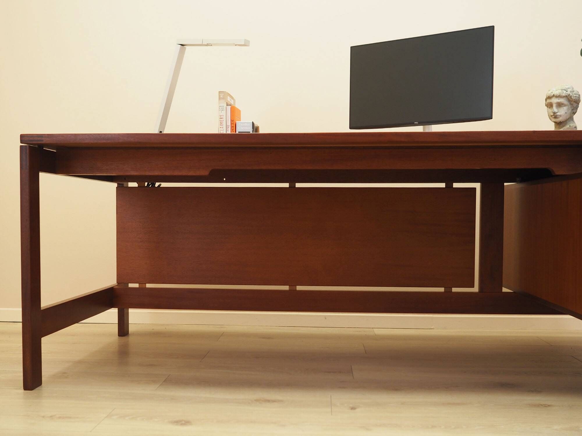 Bureau en teck par Jensen & Valeur pour Munch, Danemark, années 1960.