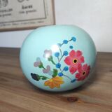 Floral candle holder in enamelled metal