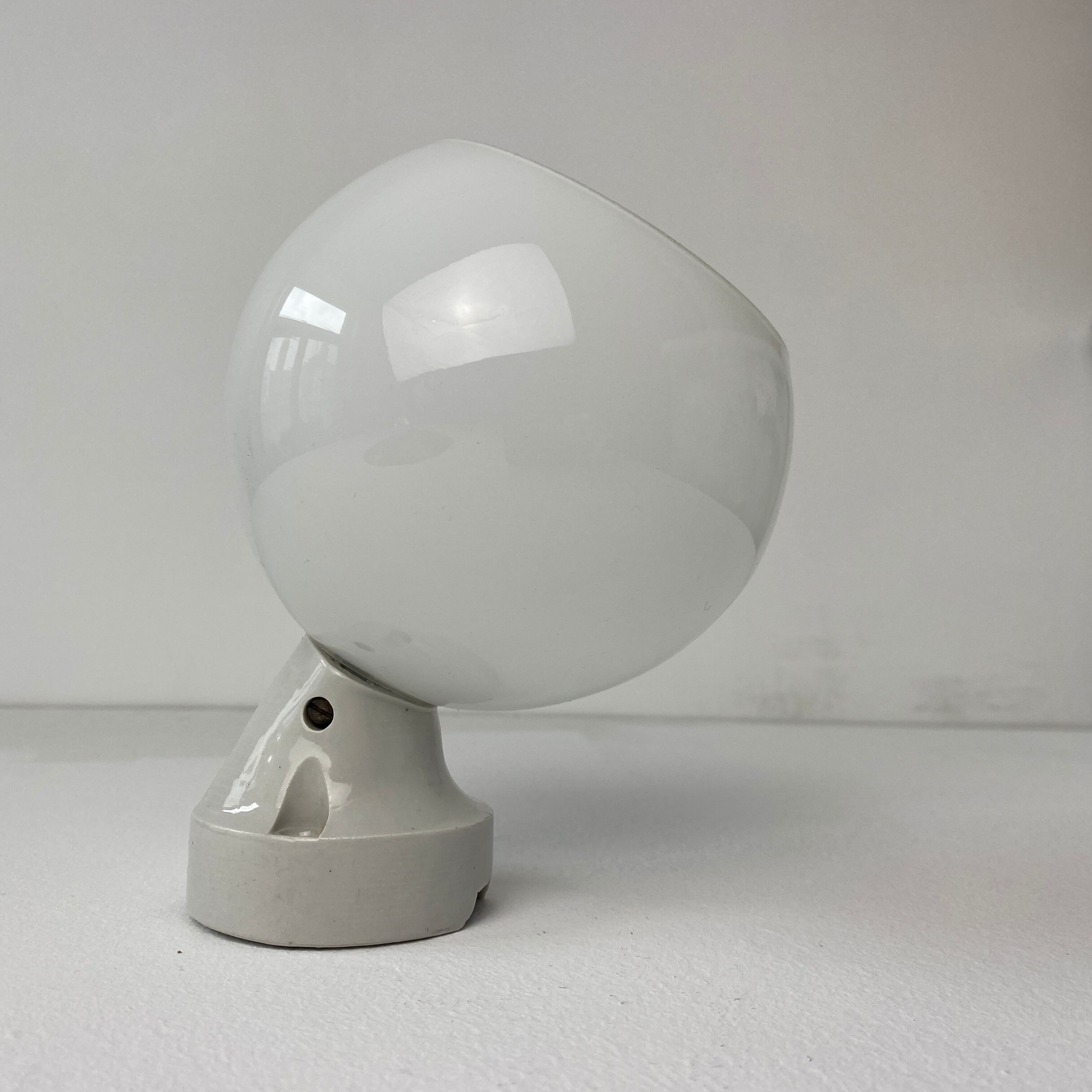 Old inclined wall lamp in opaline and ceramic