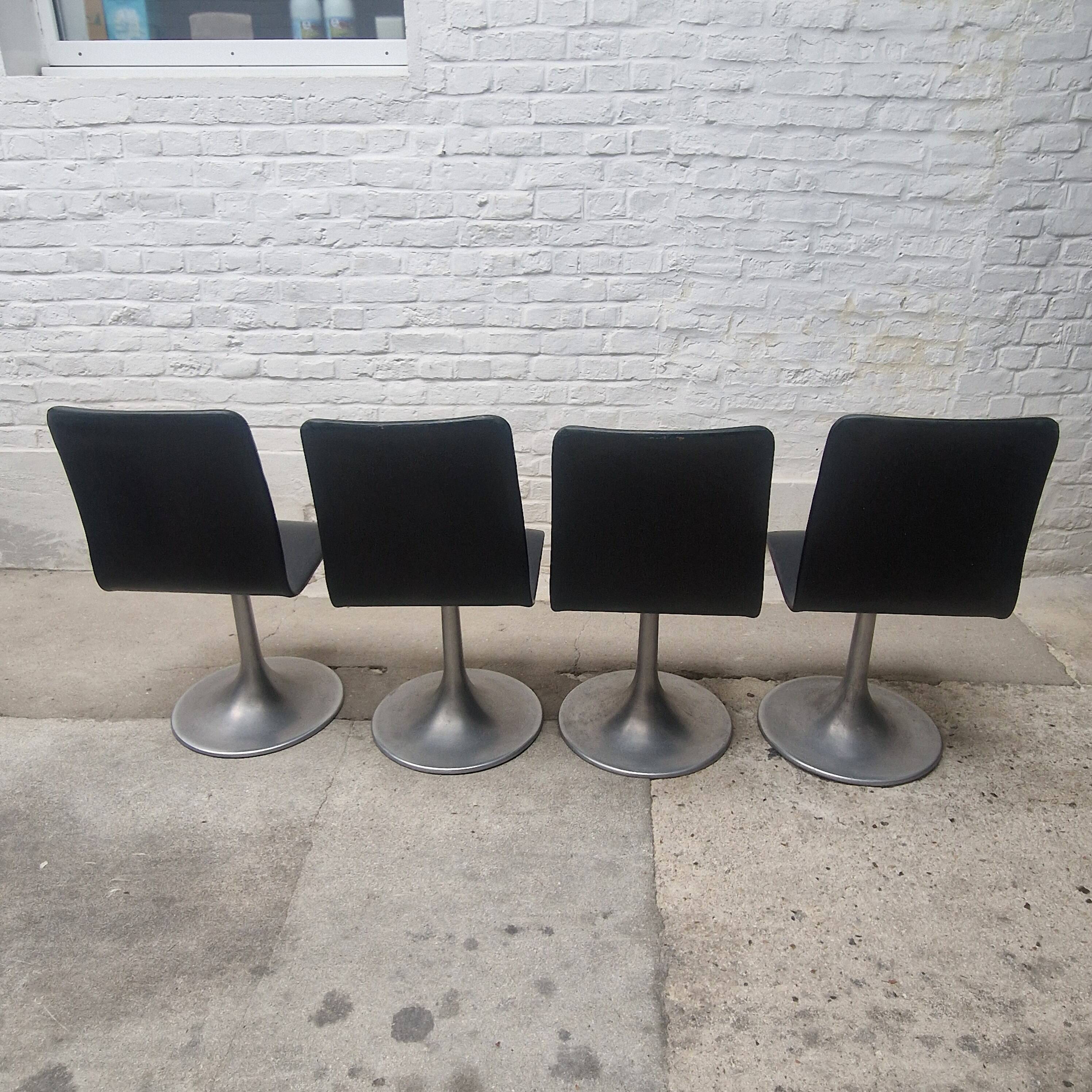 Set of 4 vintage design tulip chairs from the 70s/80s.