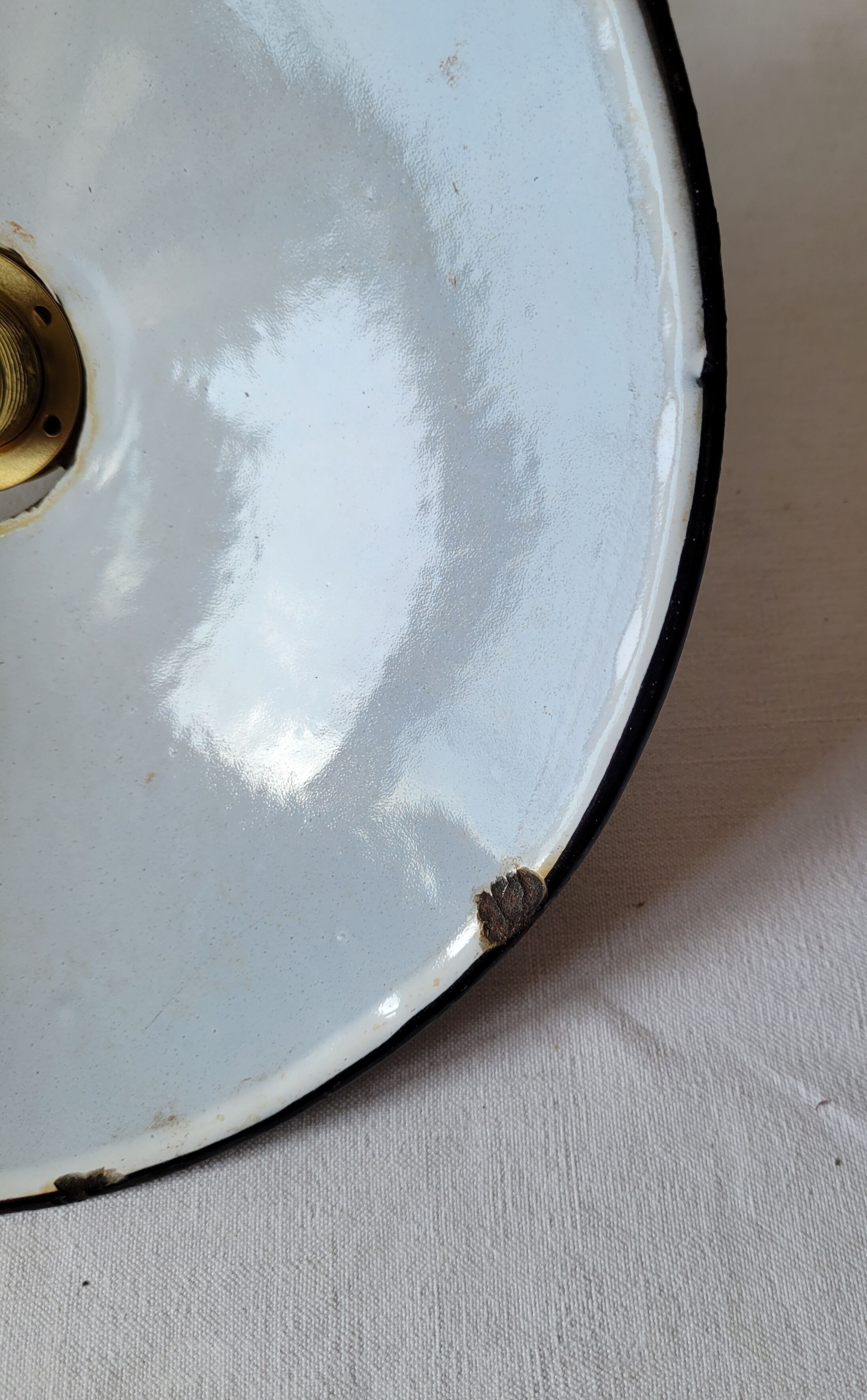 Suspension in blue enamelled sheet metal
