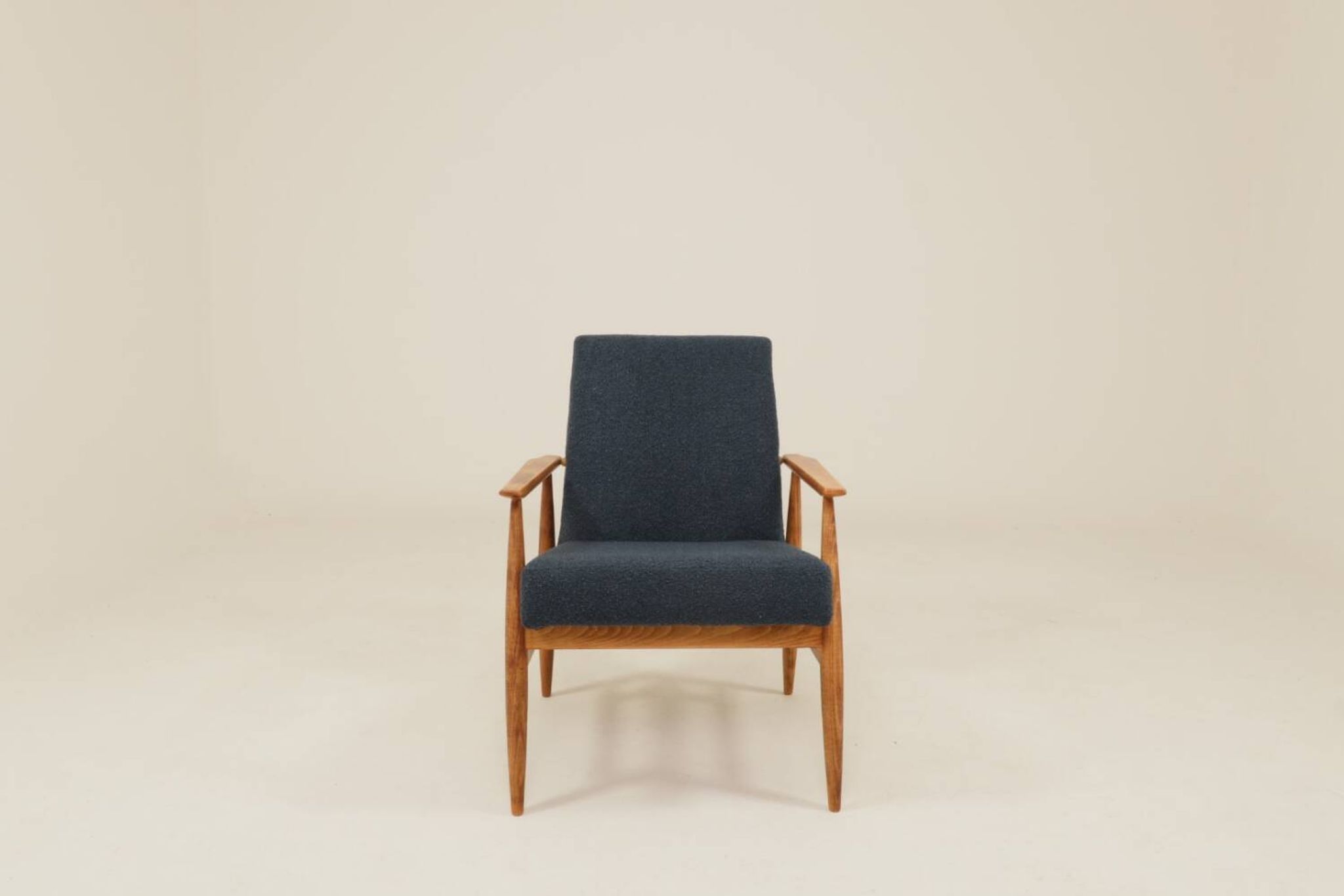 Fauteuil scandinave en bouclé bleu marine conçu par H. Lis.