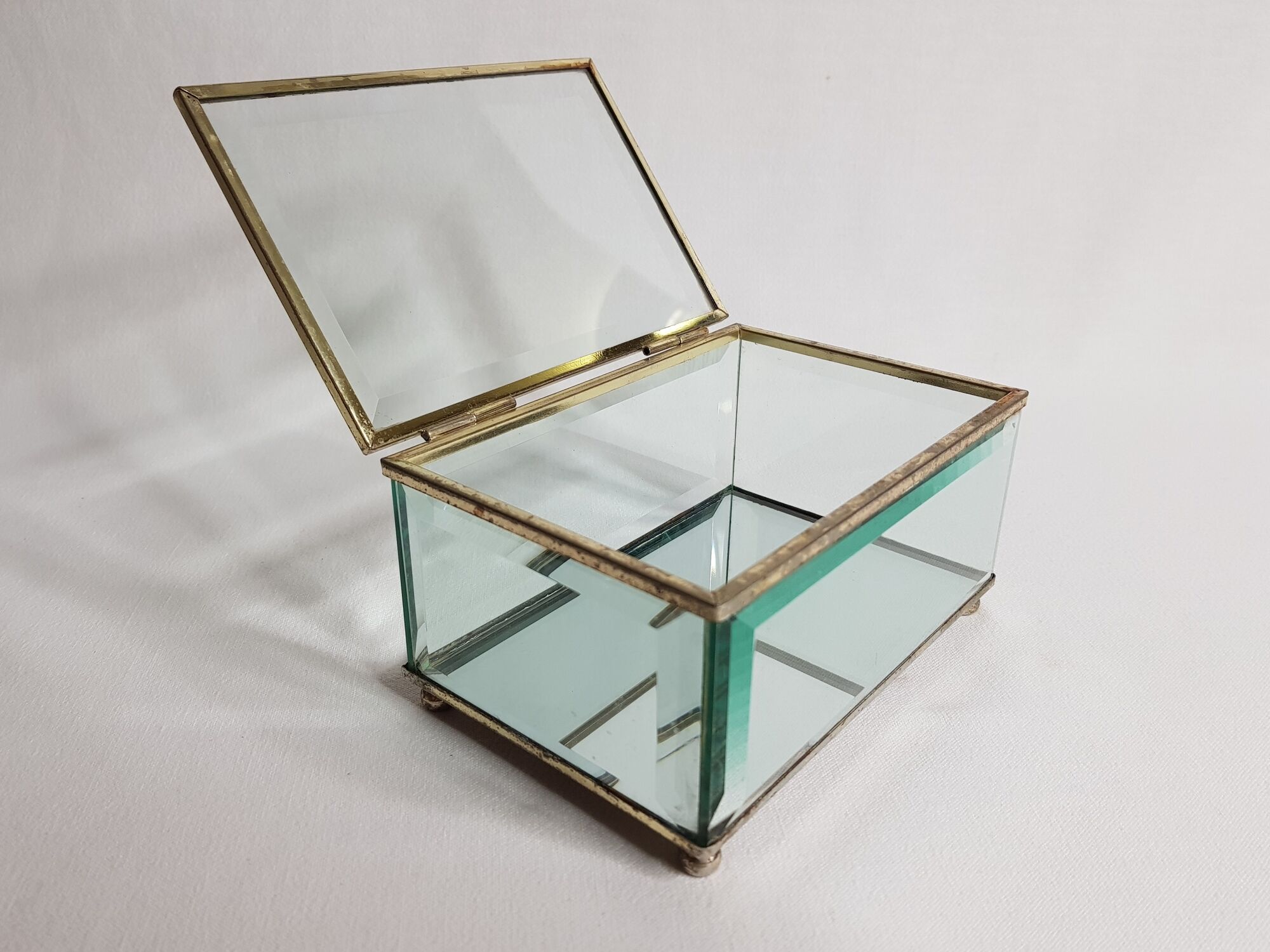 Jewelry box in bevelled glass and gold metal