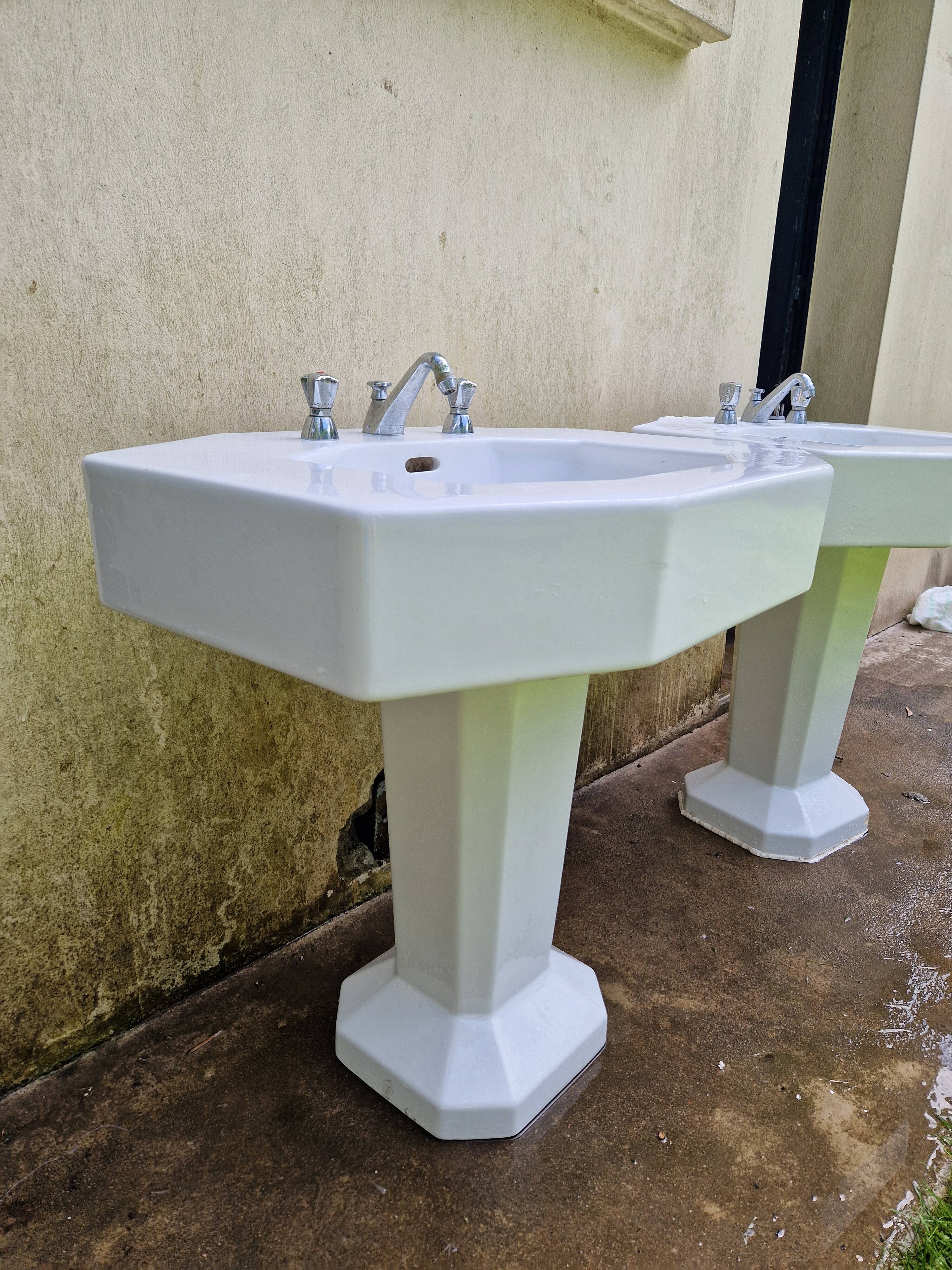 2 pedestal sinks in Art Deco style