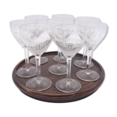 Ensemble de 8 verres à pied en cristal fin sur plateau en bois