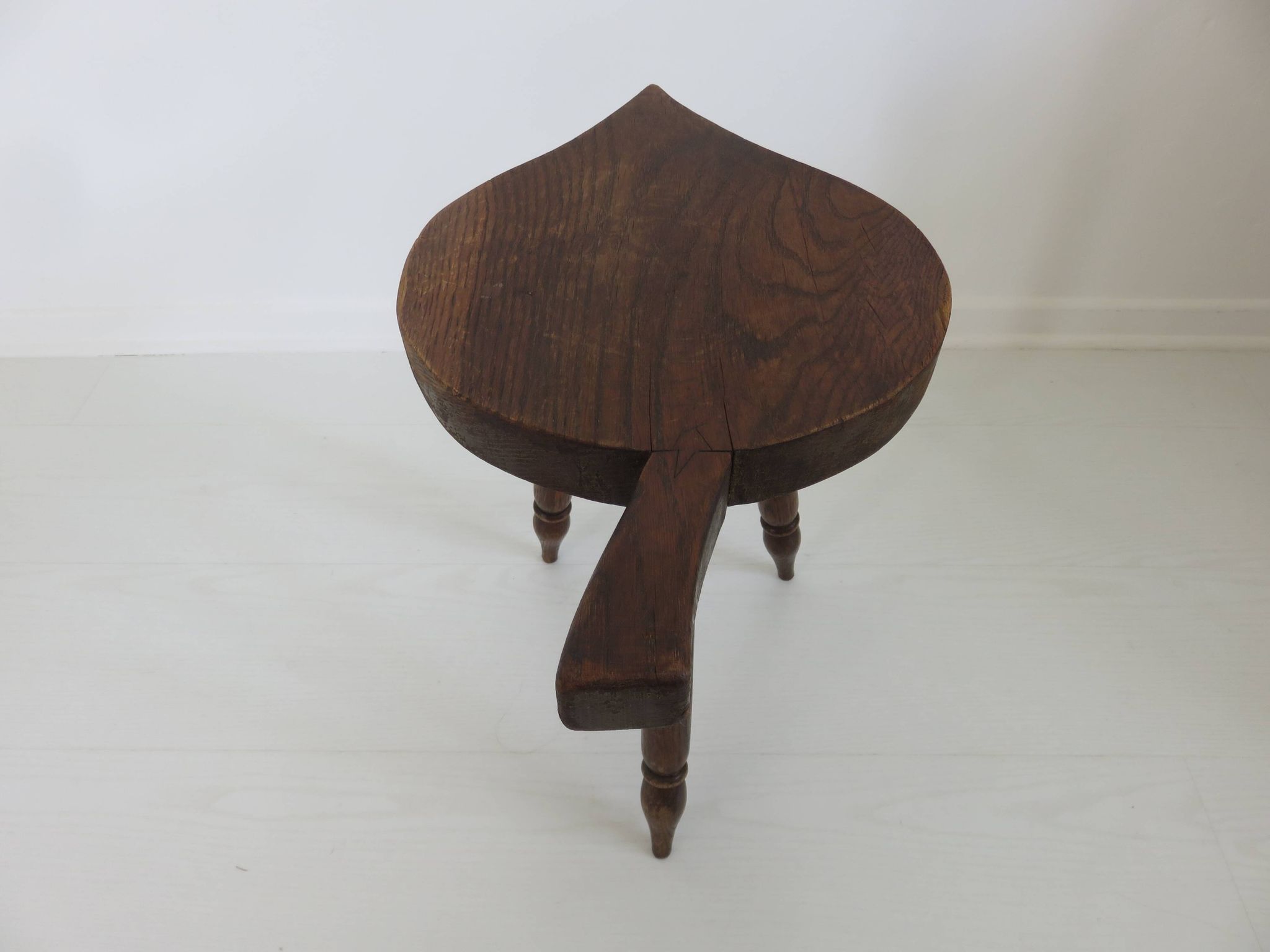 Tabouret brutaliste en bois massif