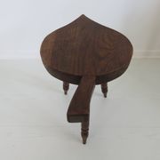 Tabouret brutaliste en bois massif