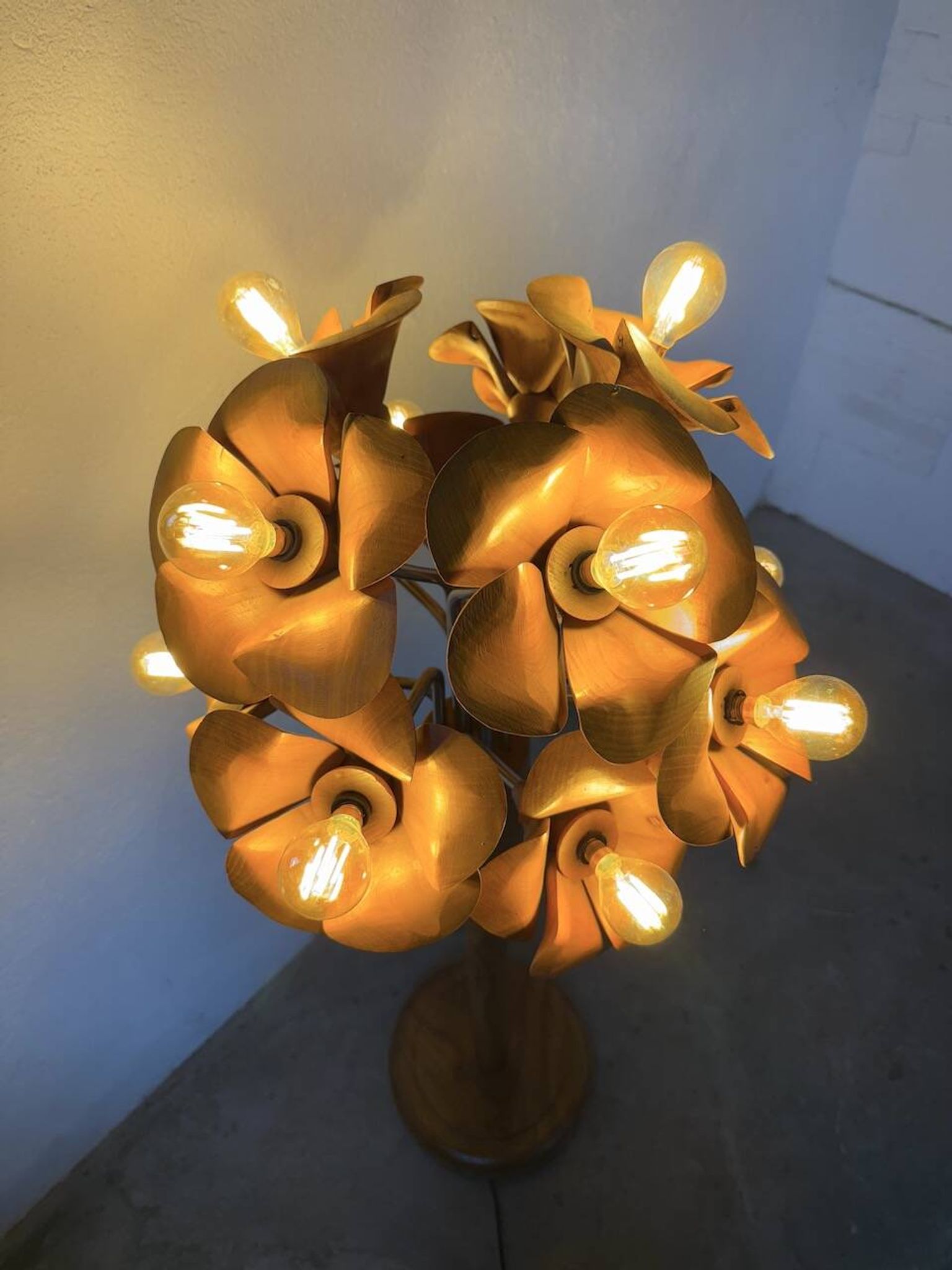Lampadaire en orme motifs « fleurs », années 70