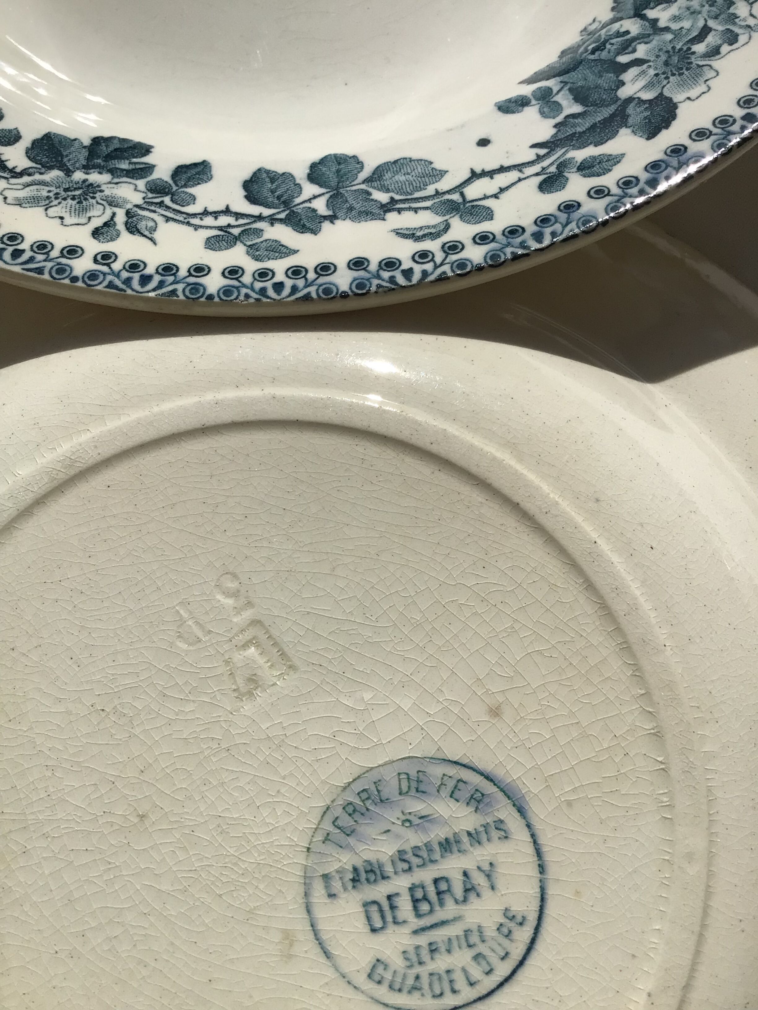 5 assiettes creuses Terre de Fer modèle Guadeloupe Debray bleu
