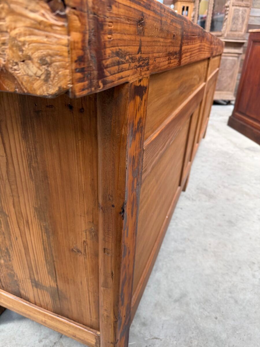 Buffet brutaliste en vieux sapin