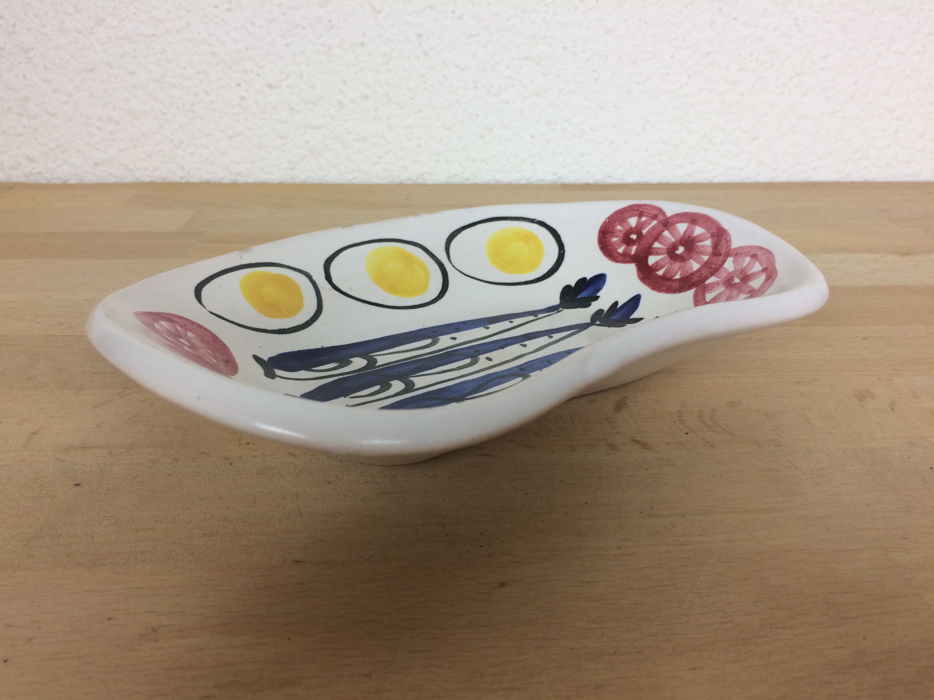 Cup in ceramic, fish and raw vegetables