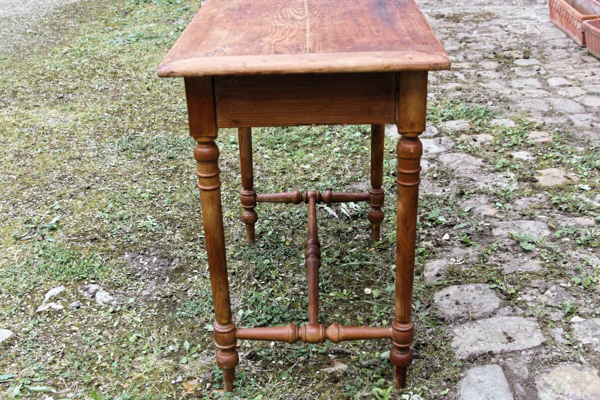 Table en bois massif, un tiroir, bois tourné