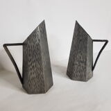 Deux vases en étain d'art texturé au design original Irman