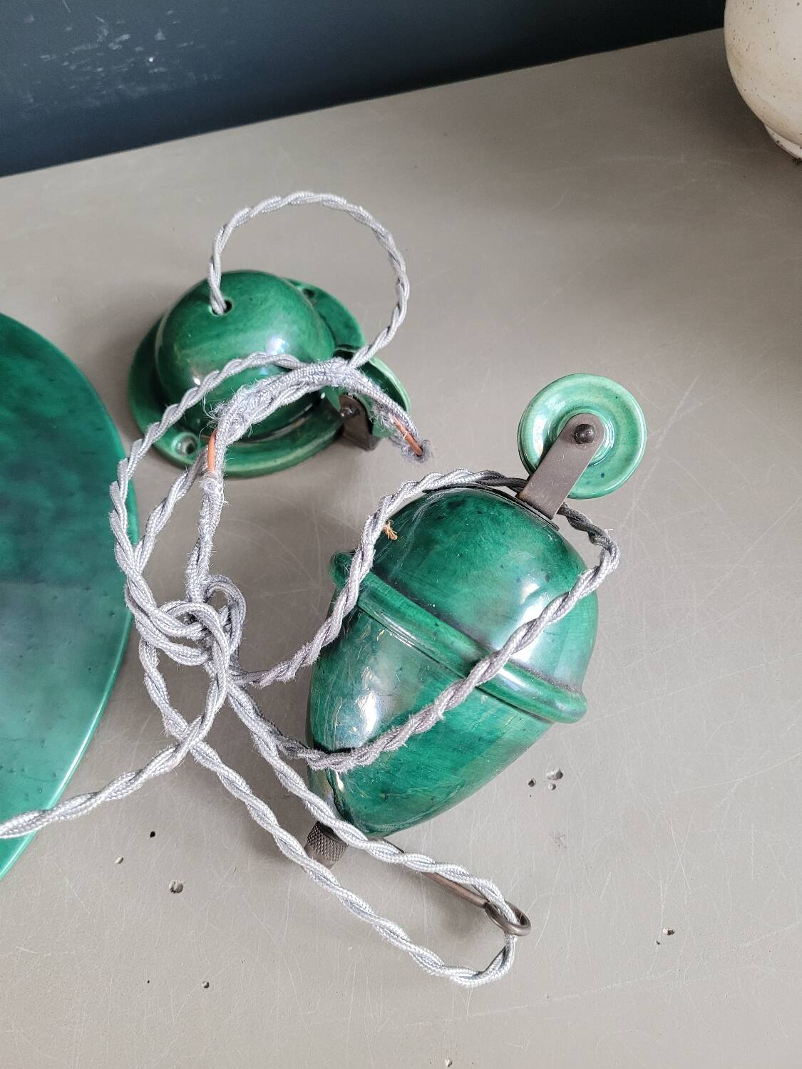 Green glazed ceramic pulley suspension