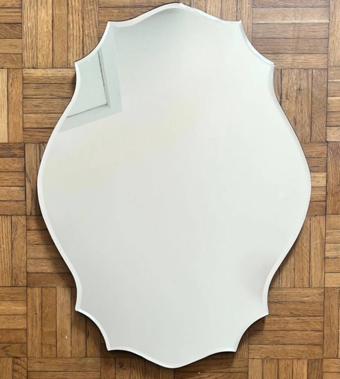 Decorative mirror with scalloped edges