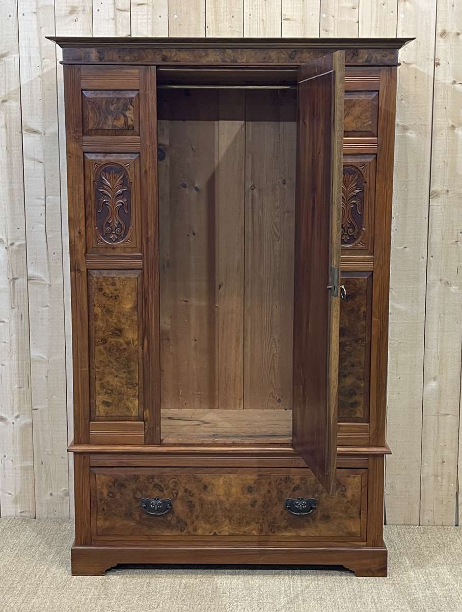 Penderie anglaise début XXème en noyer et loupe de noyer Selency