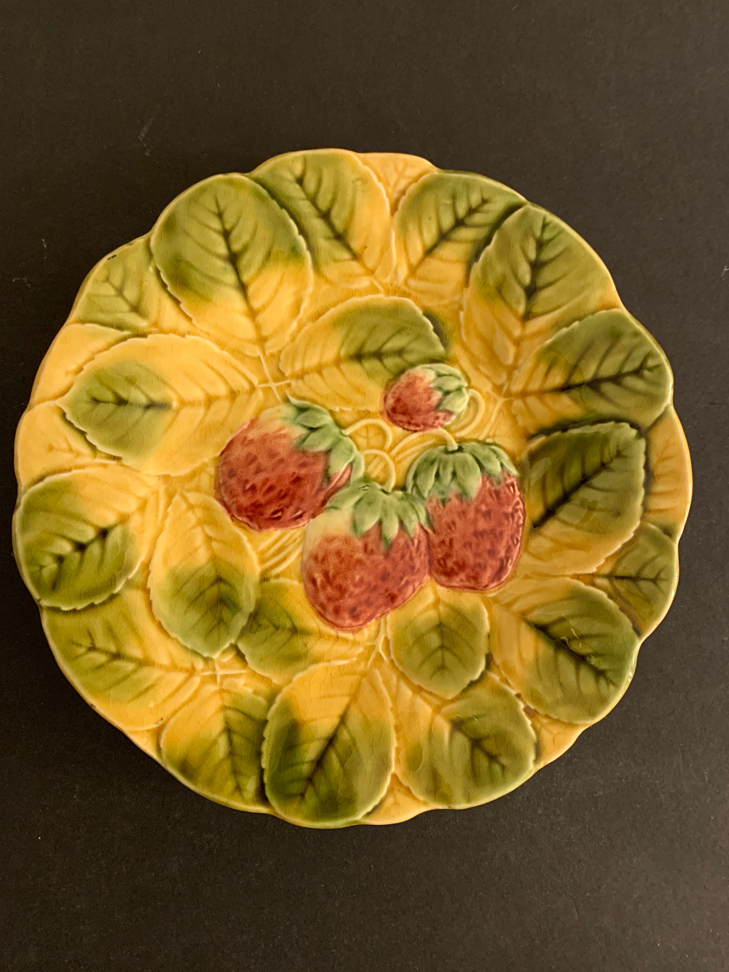 2 dessert plates in Sarreguemines fruit, strawberries and pears, early 19th century