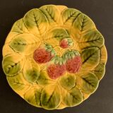 2 dessert plates in Sarreguemines fruit, strawberries and pears, early 19th century