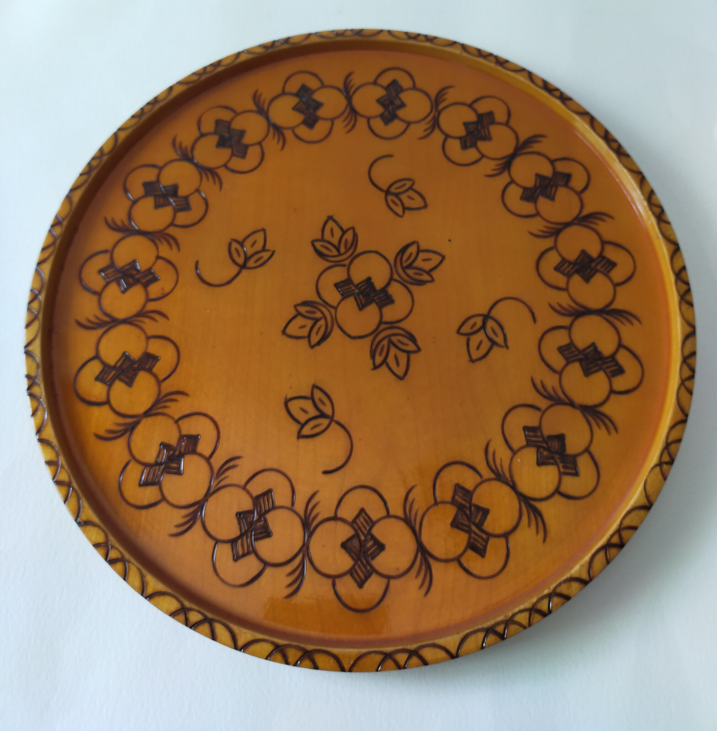 Round top in carved wood and vintage varnish